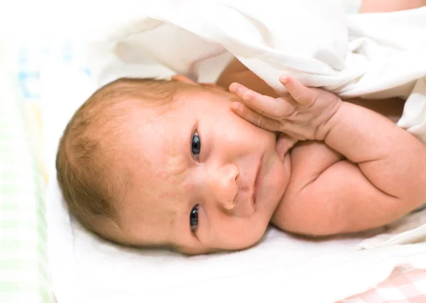 Niezadowolony noworodek — Zdjęcie stockowe