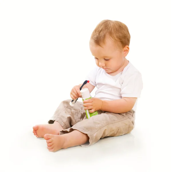 Ребенок с зубной пастой — стоковое фото
