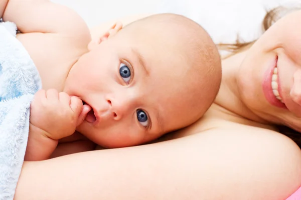 Baby im 4. Monat mit seiner Mutter — Stockfoto