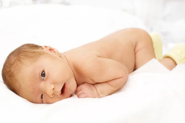 1 maand baby bij het crawlen — Stockfoto