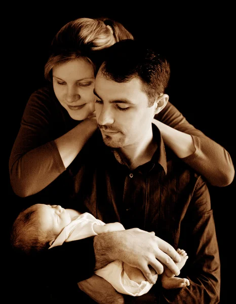 Ouders met pasgeboren baby in sepia — Stockfoto