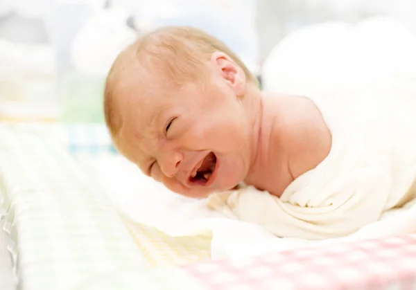 生まれたばかりの赤ちゃんを泣いています。 ストック画像