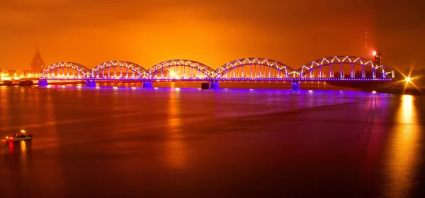 De brug in de nacht — Stockfoto