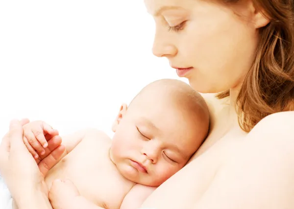 Спящий младенец на груди матери — стоковое фото