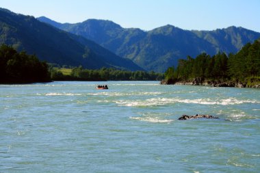 dağ nehirde rafting