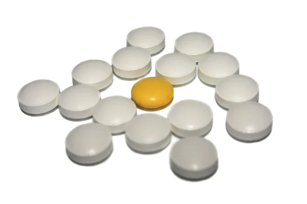 Белые и желтые таблетки — стоковое фото