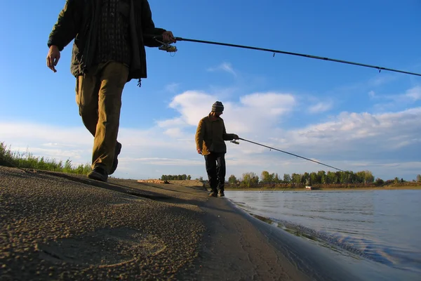 2 fiskare fiskar på ett grunt — Stockfoto