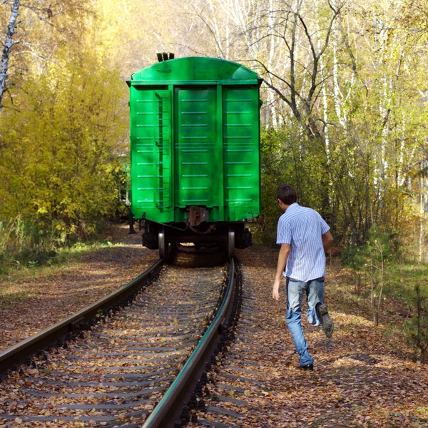 鉄道の背後に男が実行されます。 — ストック写真