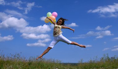 uçan balon ile mutlu bir kadın