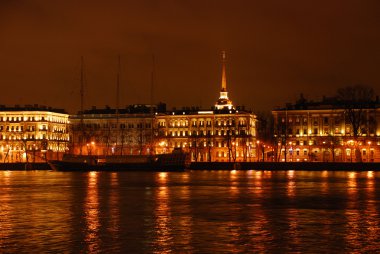 neva Nehri'nin gece görünümü