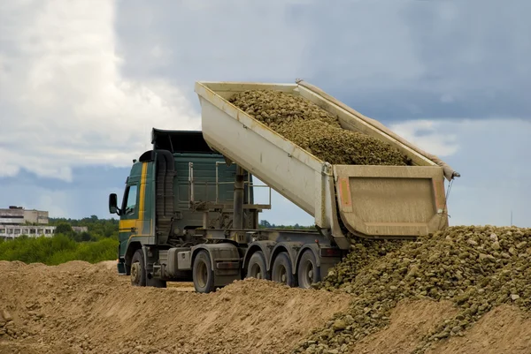Truck unloading gravel — Stock Photo, Image
