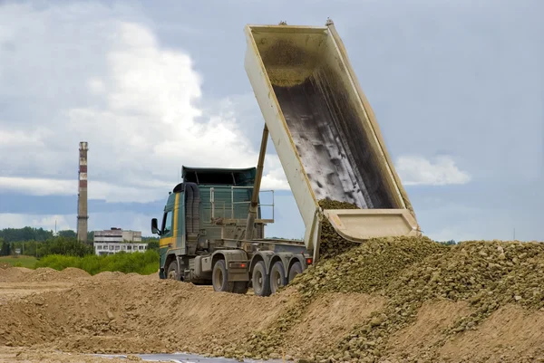 Truck unloading gravel — Stock Photo, Image