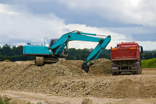 Excavator and lorry — Stock Photo, Image