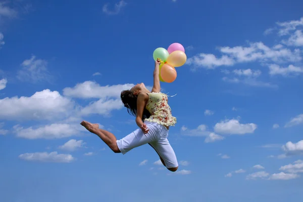 Femme heureuse volant avec des ballons Photo De Stock