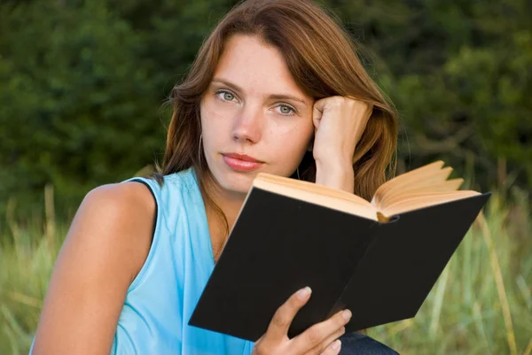 Kitap okuyan genç bir kadın