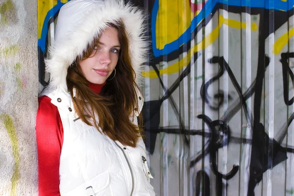 Chica en chaleco blanco con capucha — Foto de Stock