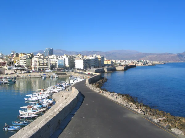 Морской пейзаж, Крит. Дорога через гавань . — стоковое фото