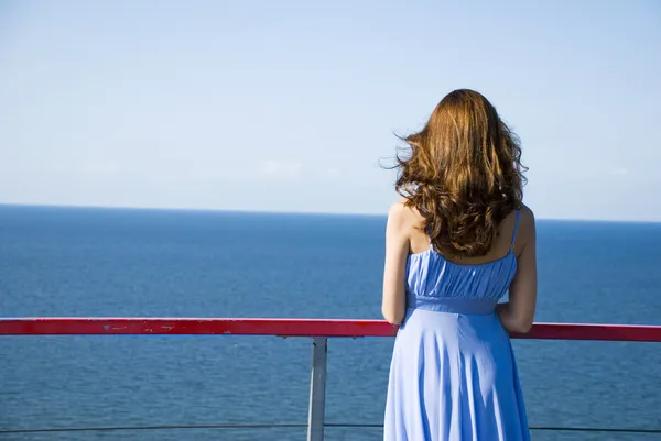 Femme dans l'attente de regarder la mer Images De Stock Libres De Droits