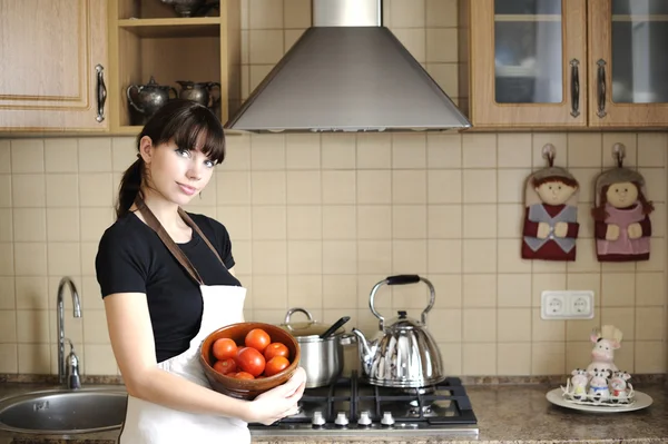 Jeune femme au foyer dans la cuisine Image En Vente