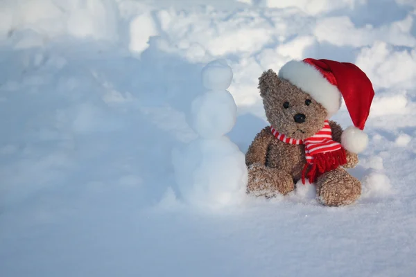 Urso de Natal fazendo um boneco de neve — Fotografia de Stock