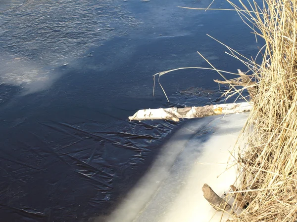 Winter auf dem Fluss. — Stockfoto