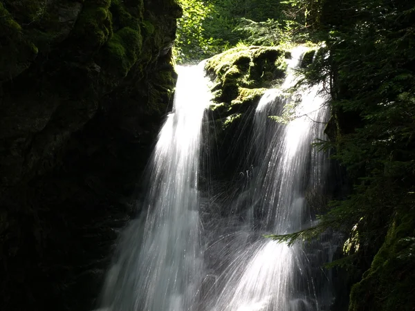 Erfrischende Wasserfälle — Stockfoto