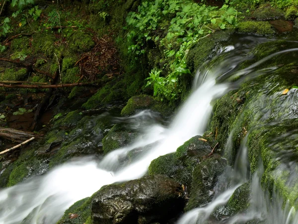 Erfrischende Wasserfälle — Stockfoto