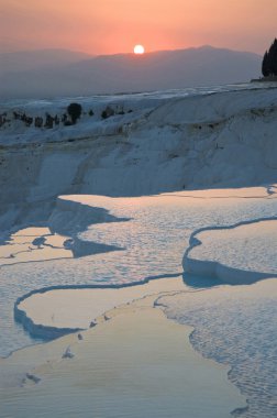 Pamukkale kireçtaşı havuzları.