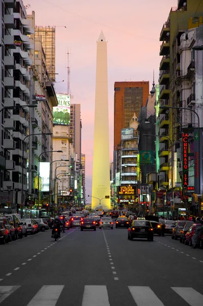 Construite en 1936 par Alberto Prebisch, sa hauteur de 67 mètres peut être vue depuis les avenues Corrientes et 9 de Julio . — Photo