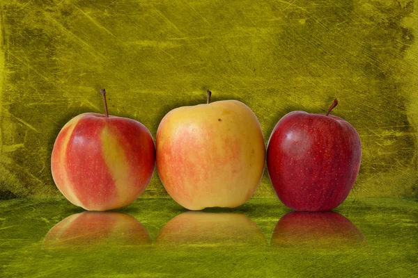 Μήλα σε πράσινο φόντο — Φωτογραφία Αρχείου