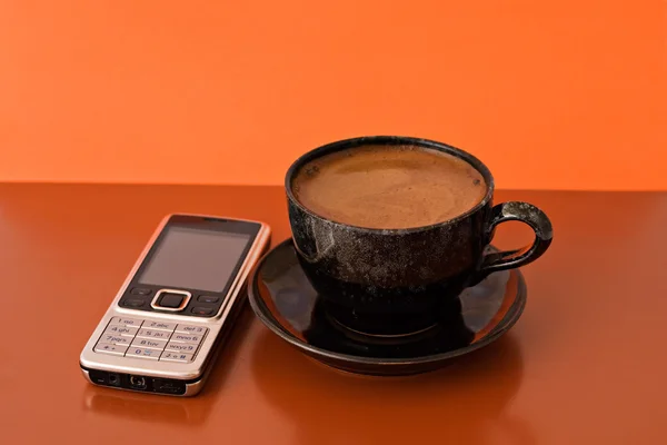 Filiżankę kawy i telefon komórkowy — Zdjęcie stockowe
