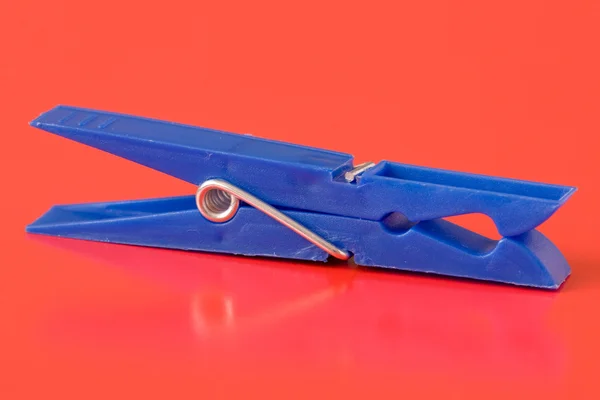 Modré plastové clothespin — Stock fotografie