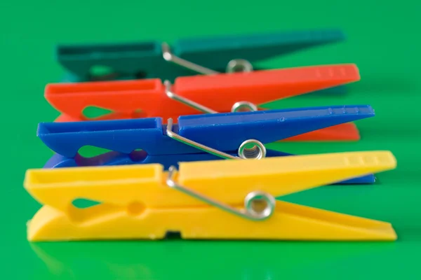 Vier kleurrijke wasknijpers — Stockfoto