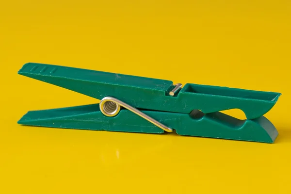 Grüne Wäscheklammer aus Kunststoff — Stockfoto
