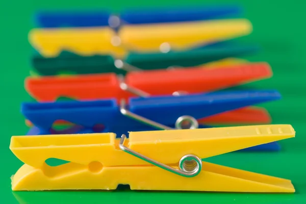 Rij van kleurrijke wasknijpers — Stockfoto
