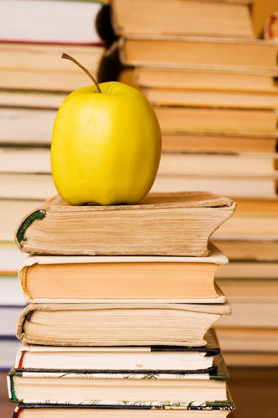 Äpple på hög med böcker — Stockfoto