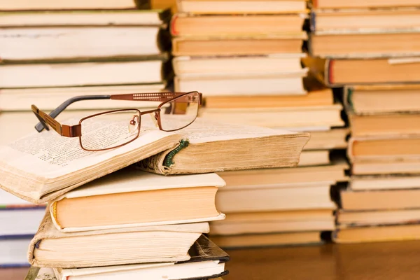 Óculos na pilha de livros — Fotografia de Stock