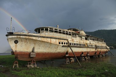 eski terk edilmiş gemi