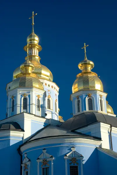 Monasterio de cúpula dorada — Foto de Stock