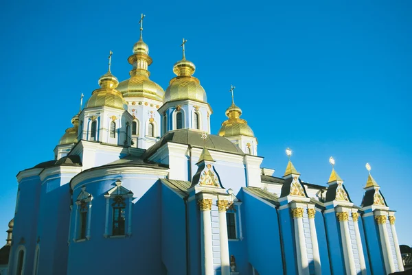 Kloster mit goldener Kuppel — Stockfoto