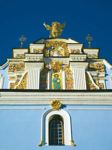 Kloster mit goldener Kuppel — Stockfoto