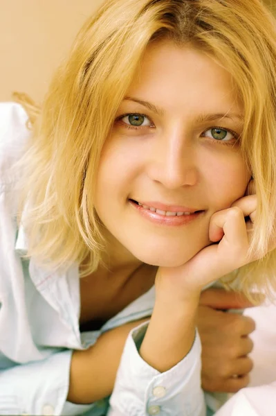 Close-up retrato de jovem mulher — Fotografia de Stock