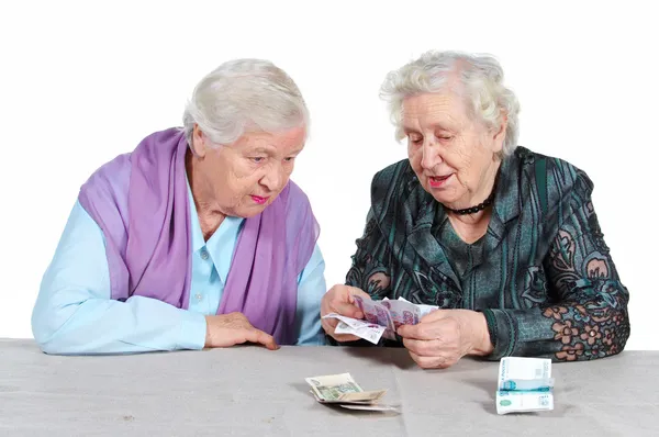 Две бабушки считают русские деньги. . — стоковое фото