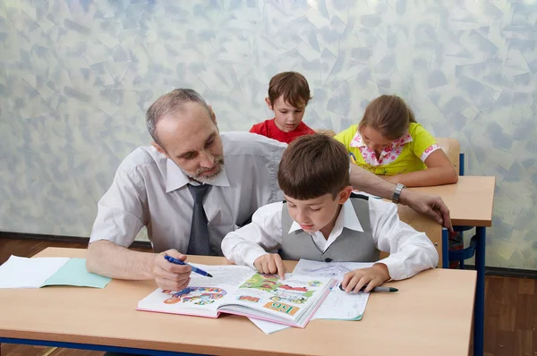 Basisschool. leraar en kinderen — Stockfoto