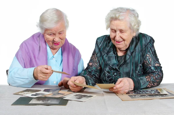 Dvě babičky s staré fotografie. Stock Snímky
