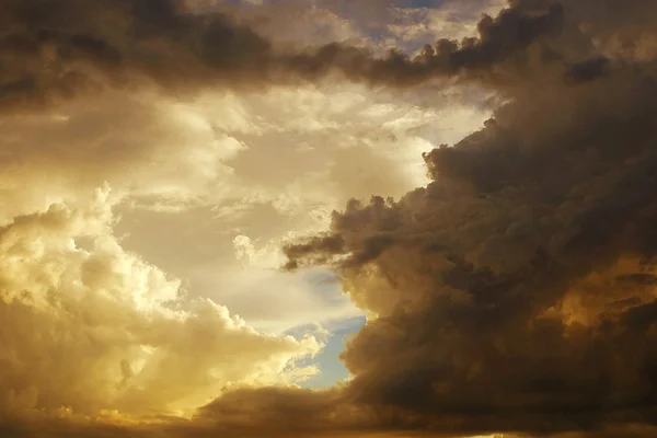 Schöne Gewitterwolken — Stockfoto