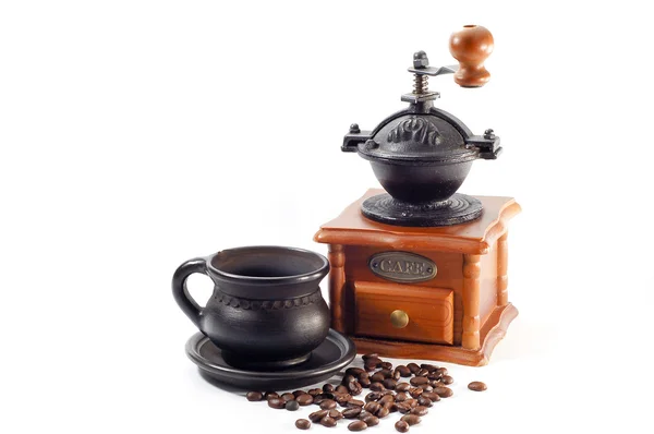 Черная чашка кофе с кофемолкой — стоковое фото