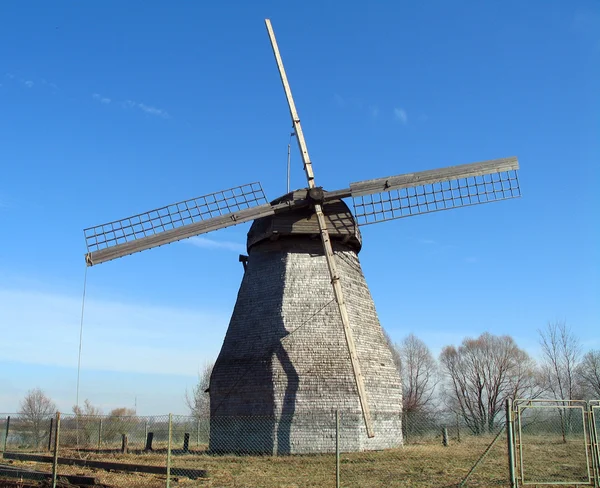 O moinho de vento rural russo — Fotografia de Stock