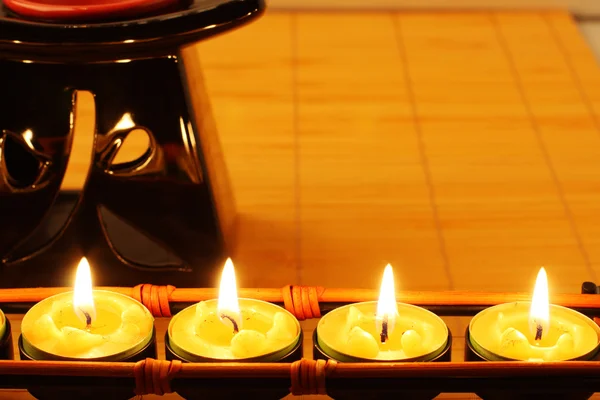 Kerzen und Aromatherapie-Lampe — Stockfoto
