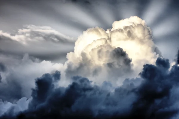 Storm wolken whith zonnestralen Rechtenvrije Stockfoto's